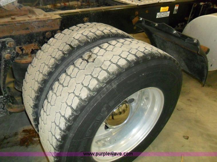 image for item A1932 1999 Kenworth T800 semi