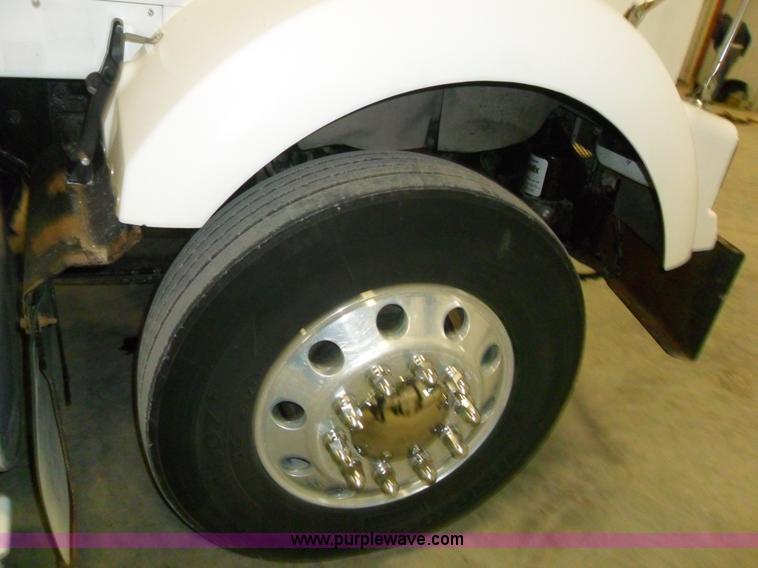 image for item A1932 1999 Kenworth T800 semi