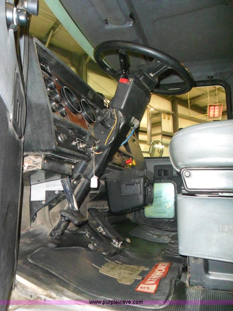 image for item A1932 1999 Kenworth T800 semi