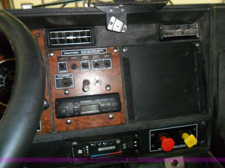 image for item A1932 1999 Kenworth T800 semi