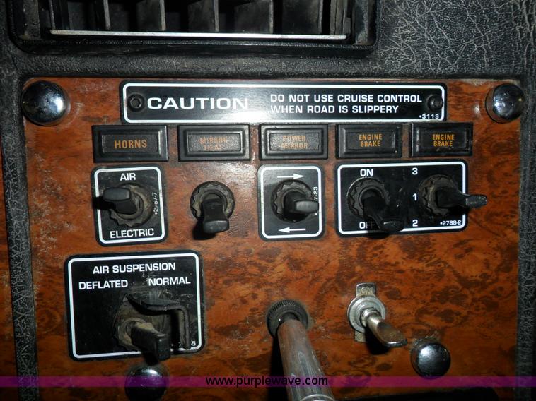 image for item A1932 1999 Kenworth T800 semi