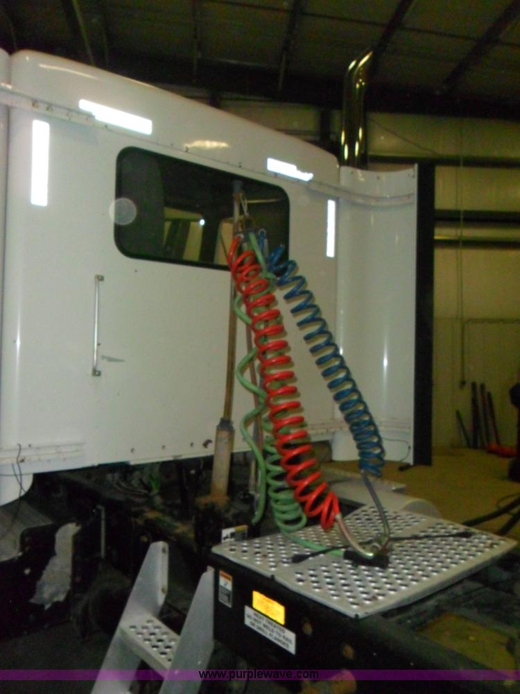 image for item A1932 1999 Kenworth T800 semi