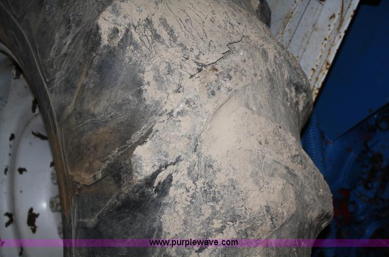 image for item A6774 1971 Ford 7000 tractor