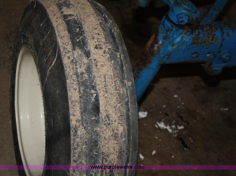 image for item A6774 1971 Ford 7000 tractor