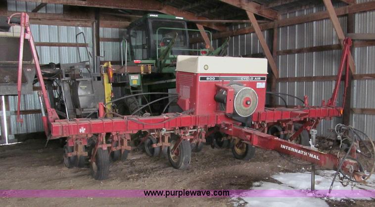 image for item B5102 International 800 Cyclo Air 8 row planter