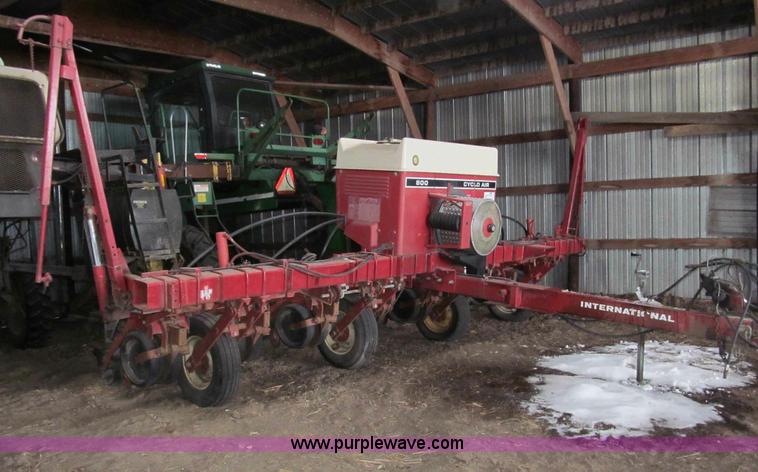 image for item B5102 International 800 Cyclo Air 8 row planter