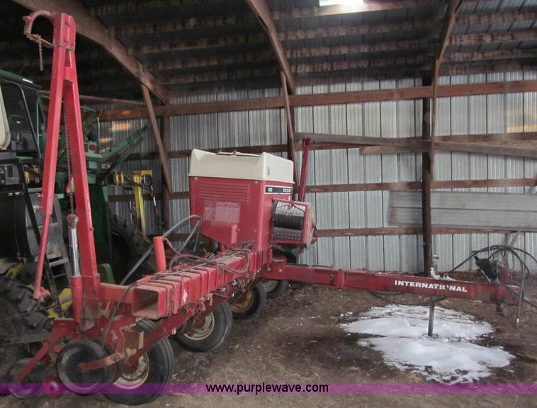 image for item B5102 International 800 Cyclo Air 8 row planter