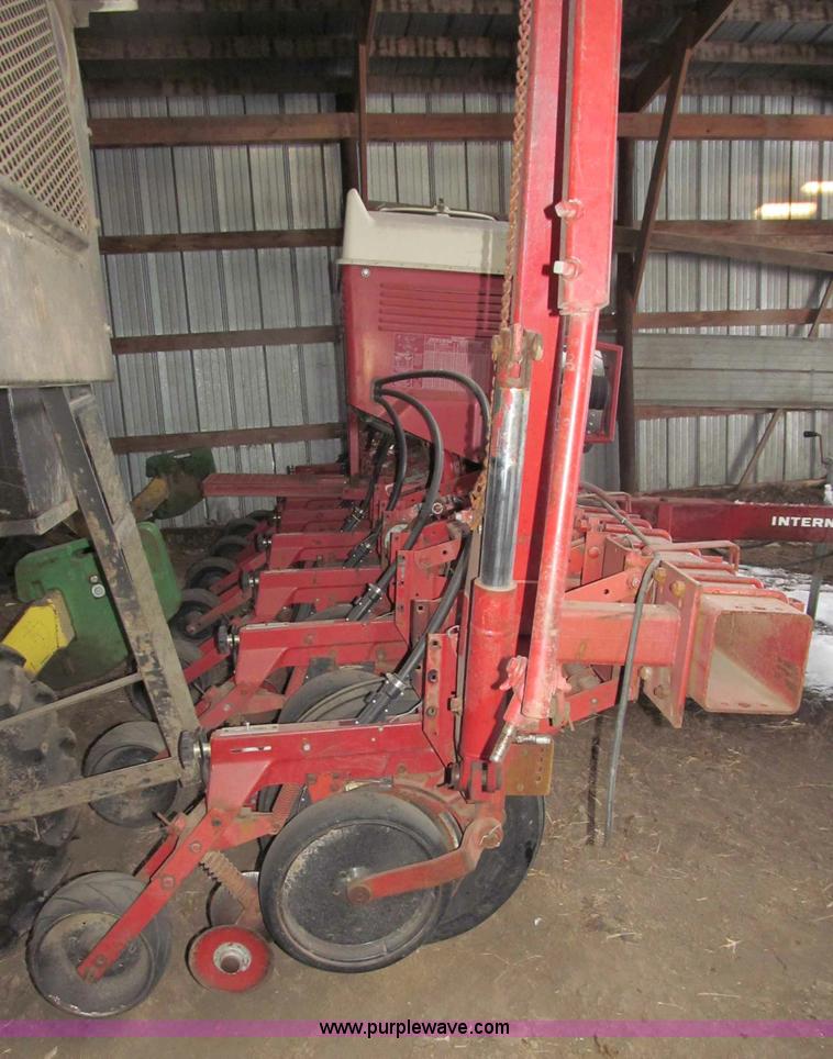image for item B5102 International 800 Cyclo Air 8 row planter
