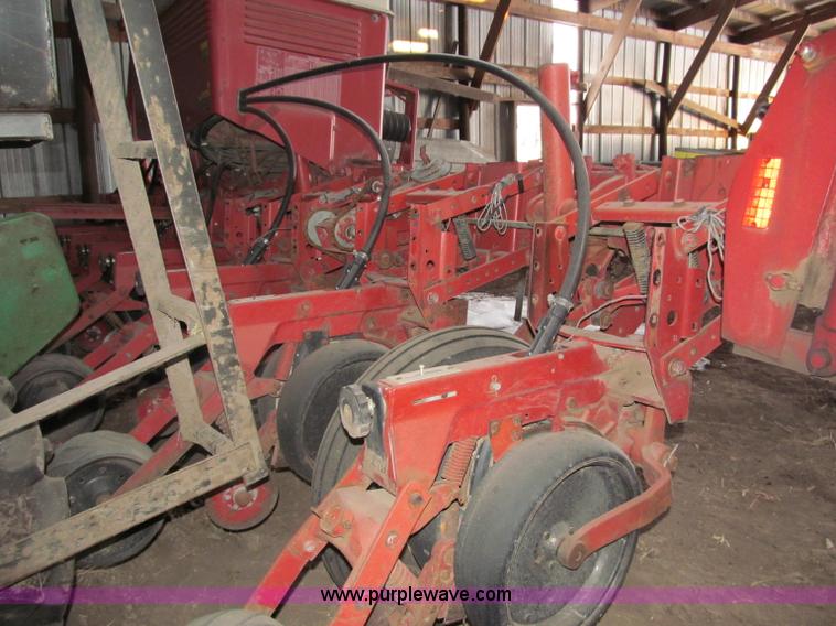 image for item B5102 International 800 Cyclo Air 8 row planter