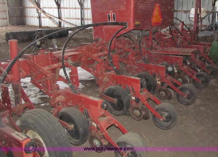 image for item B5102 International 800 Cyclo Air 8 row planter