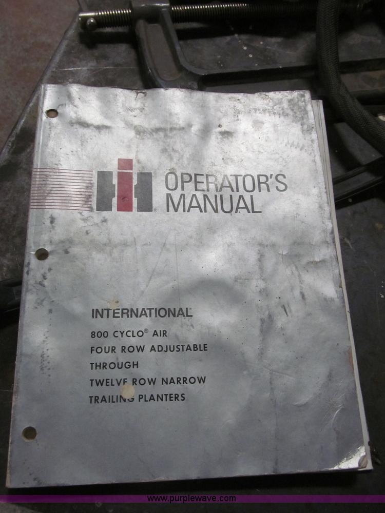 image for item B5102 International 800 Cyclo Air 8 row planter