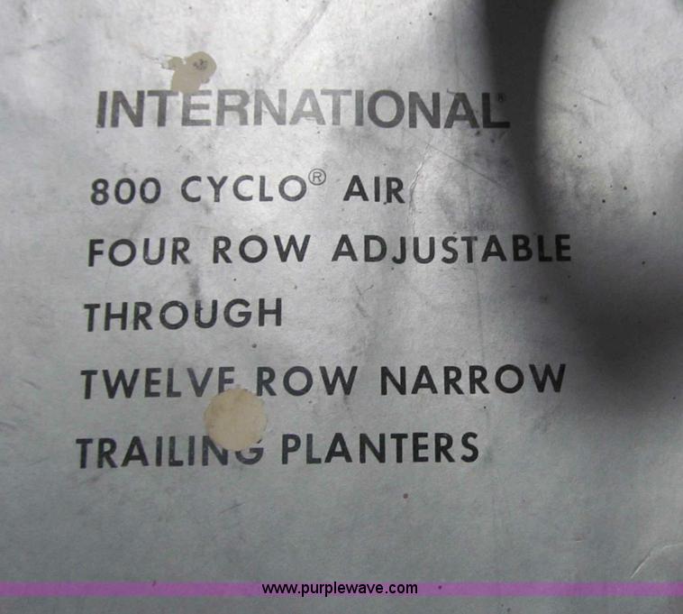 image for item B5102 International 800 Cyclo Air 8 row planter