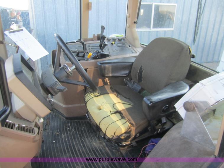 image for item B5668 1998 John Deere 7810 tractor