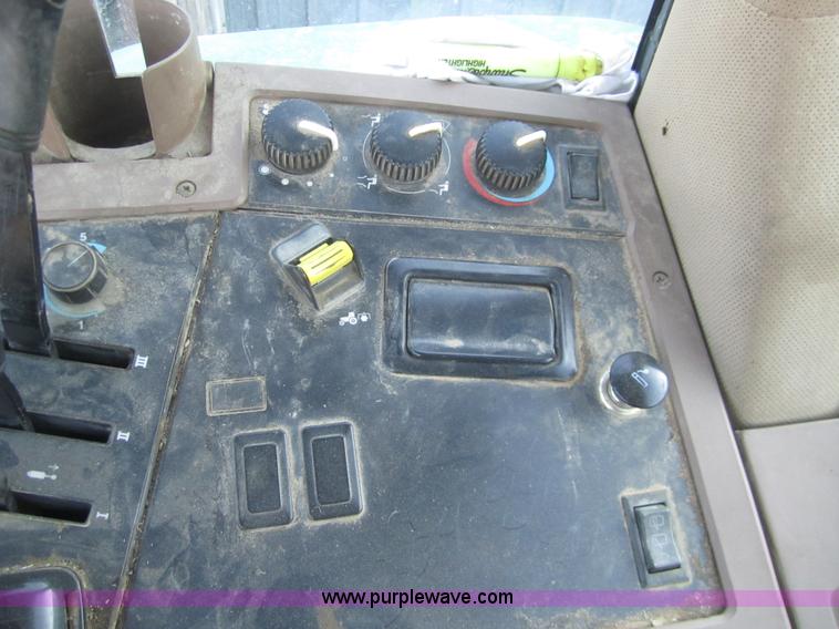 image for item B5668 1998 John Deere 7810 tractor