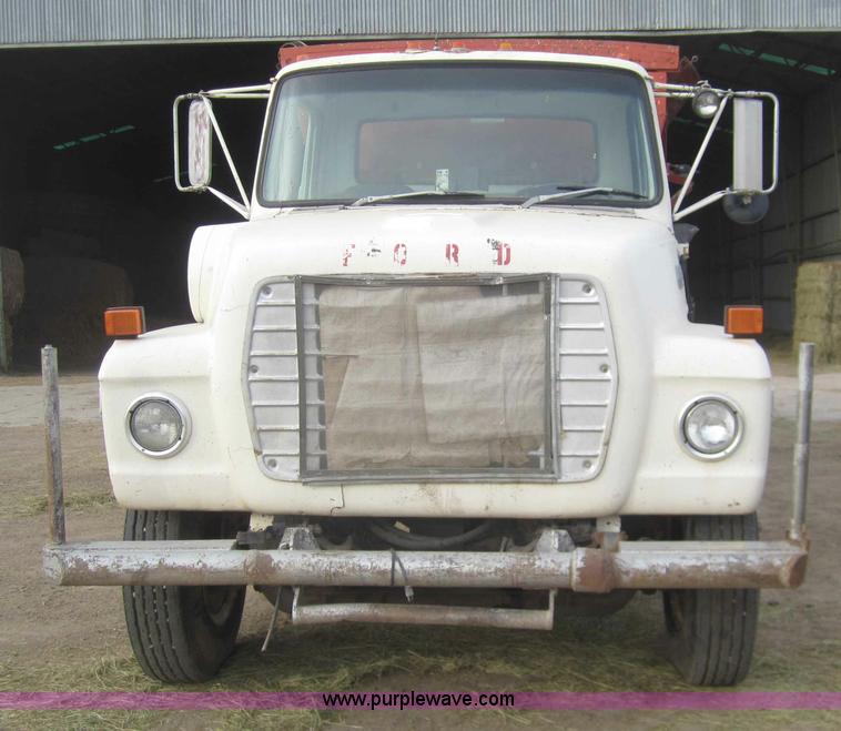 image for item B5672 1984 Ford 8000 feed truck