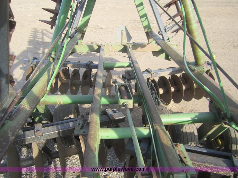 image for item B5687 John Deere 26' disk
