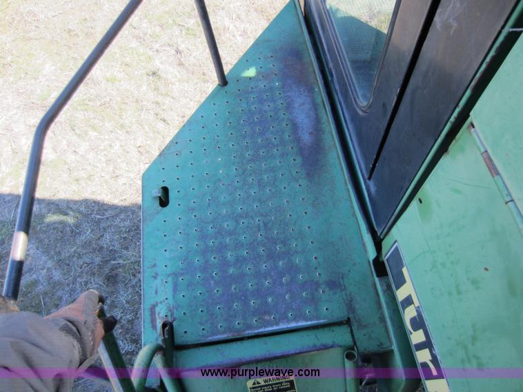 image for item C5316 1981 John Deere 7720 combine