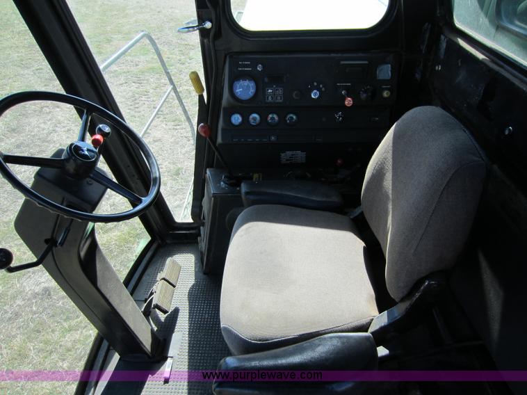 image for item C5316 1981 John Deere 7720 combine