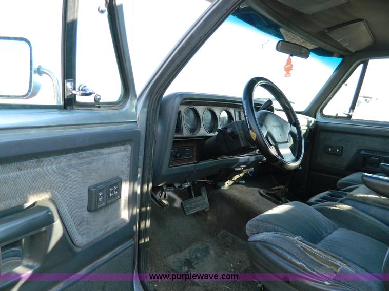image for item D8846 1992 Dodge Power Ram 3500 club cab pickup truck