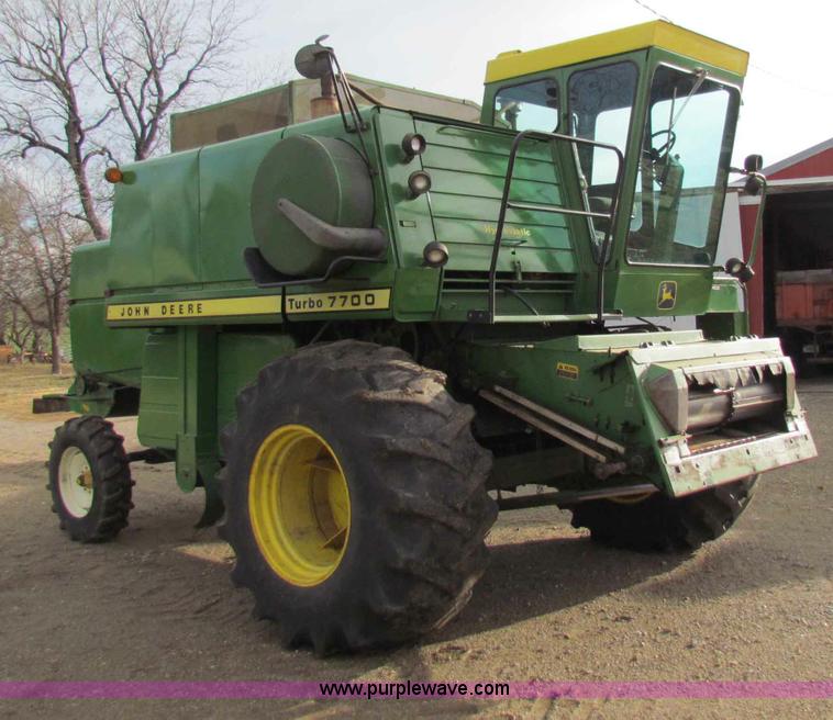 image for item D9139 John Deere 7700 combine