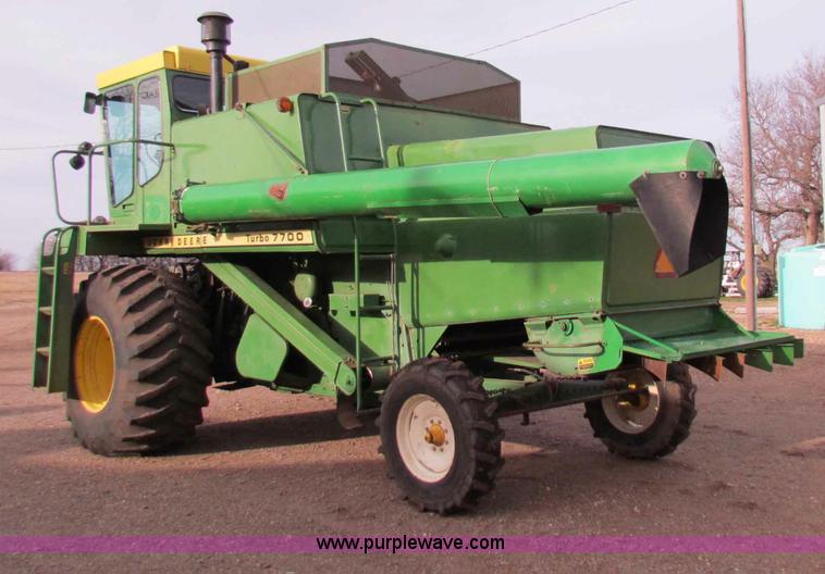 image for item D9139 John Deere 7700 combine