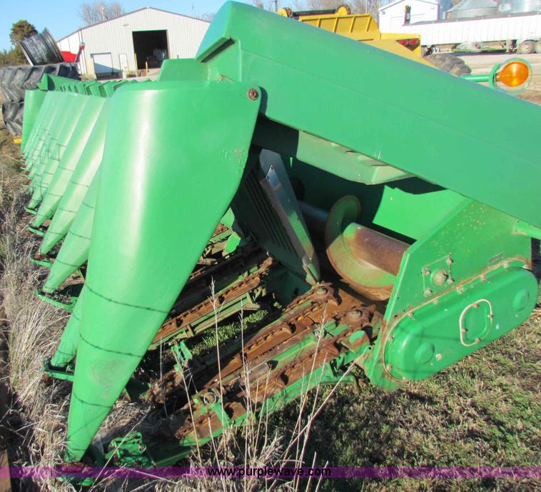 image for item I9641 1997 John Deere 1293 corn head
