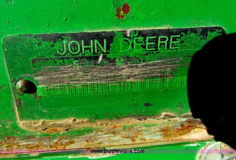 image for item I9641 1997 John Deere 1293 corn head
