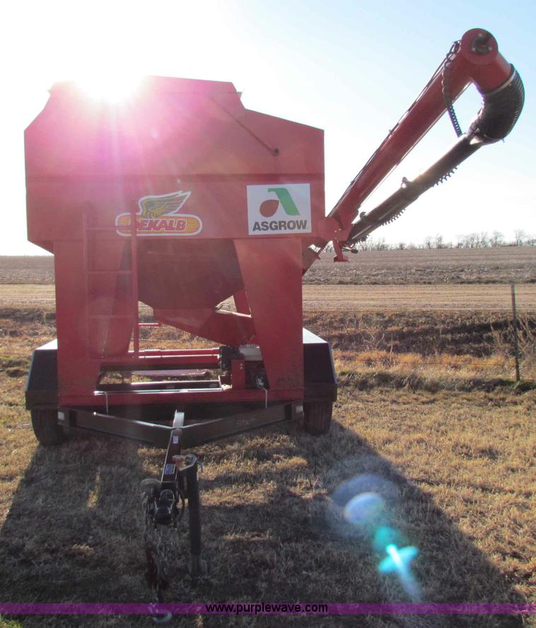 image for item I9643 2006 Minden Patriot 220 seed tender