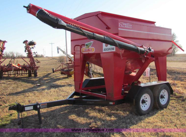 image for item I9643 2006 Minden Patriot 220 seed tender