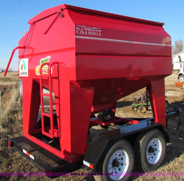 image for item I9643 2006 Minden Patriot 220 seed tender