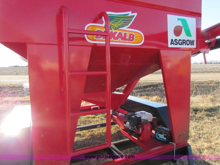 image for item I9643 2006 Minden Patriot 220 seed tender