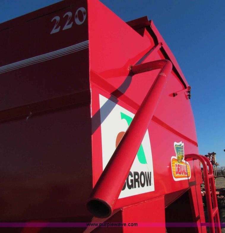 image for item I9643 2006 Minden Patriot 220 seed tender