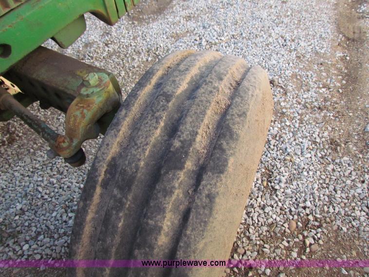 image for item I9652 1974 John Deere 2030 tractor
