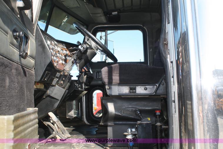 image for item A6772 1995 Peterbilt 378 semi