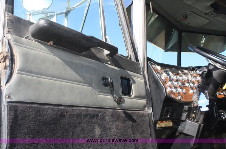 image for item A6772 1995 Peterbilt 378 semi