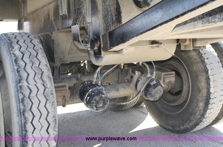 image for item A6773 1995 Clement 24' end dump trailer