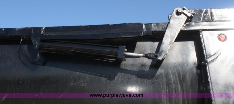 image for item A6773 1995 Clement 24' end dump trailer