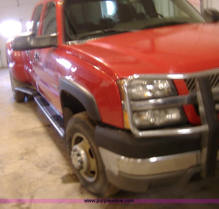 image for item B1036 2003 Chevrolet Silvrado 3500 Crew Cab dually pickup