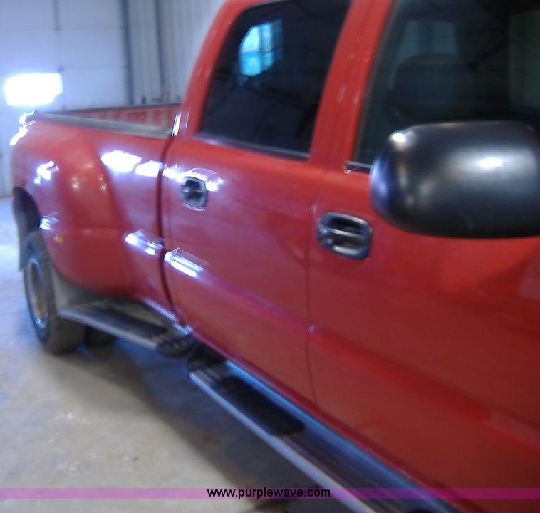 image for item B1036 2003 Chevrolet Silvrado 3500 Crew Cab dually pickup