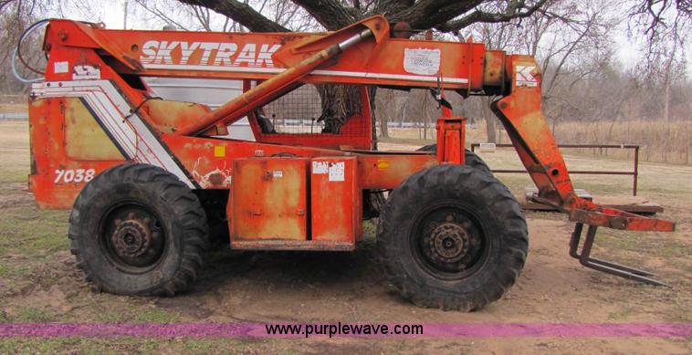 image for item B2207 SkyTrak 7038 telehandler forklift