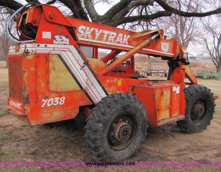 image for item B2207 SkyTrak 7038 telehandler forklift