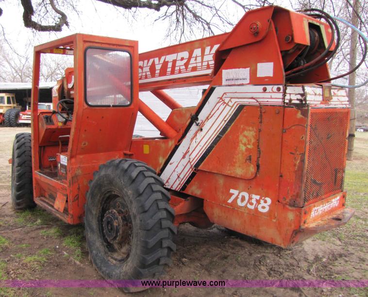 image for item B2207 SkyTrak 7038 telehandler forklift