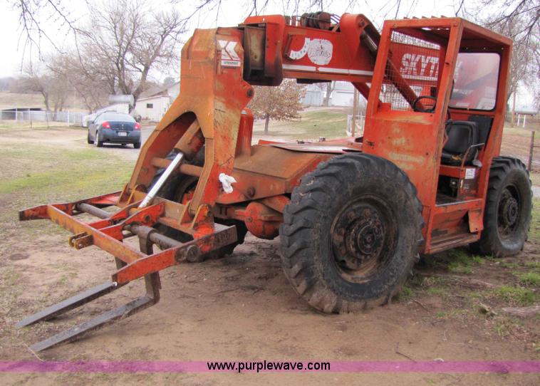 image for item B2207 SkyTrak 7038 telehandler forklift
