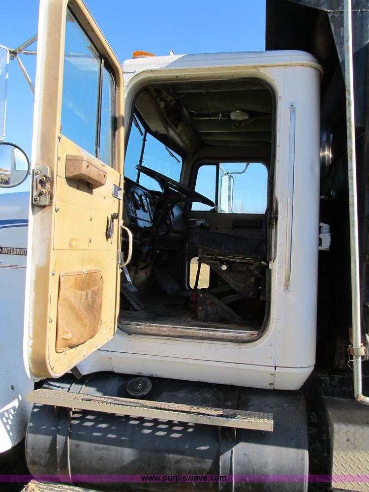 image for item B2603 1986 International F9370 dump truck