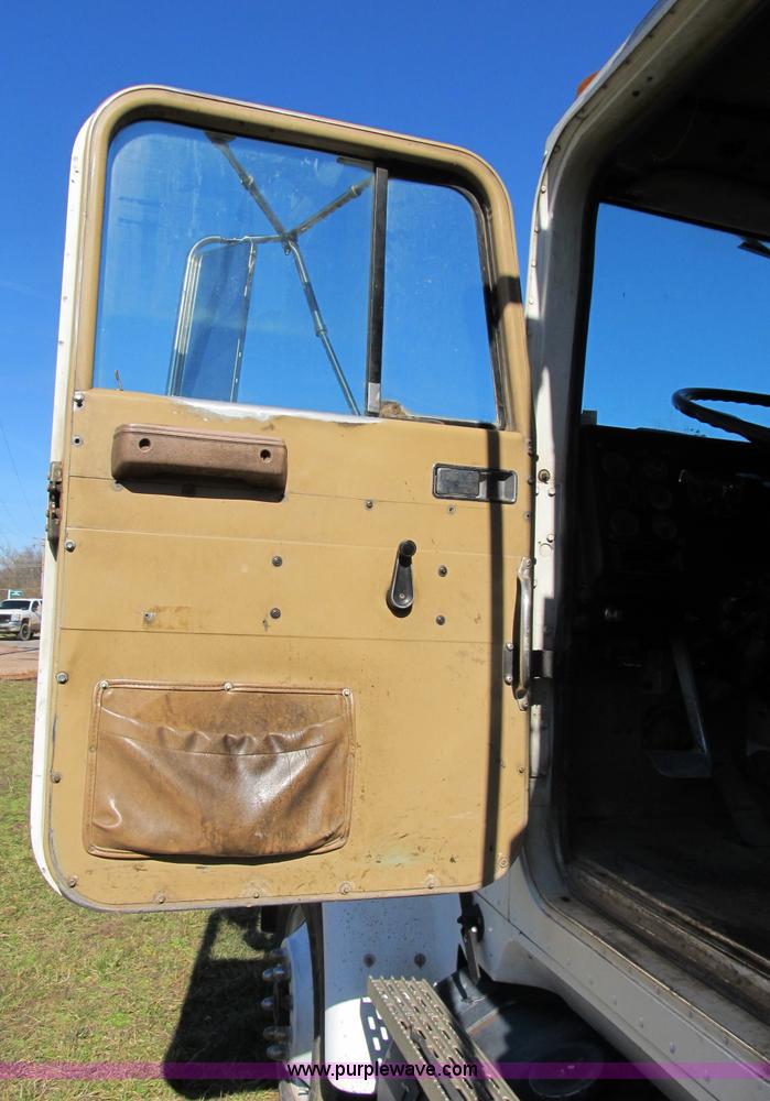 image for item B2603 1986 International F9370 dump truck