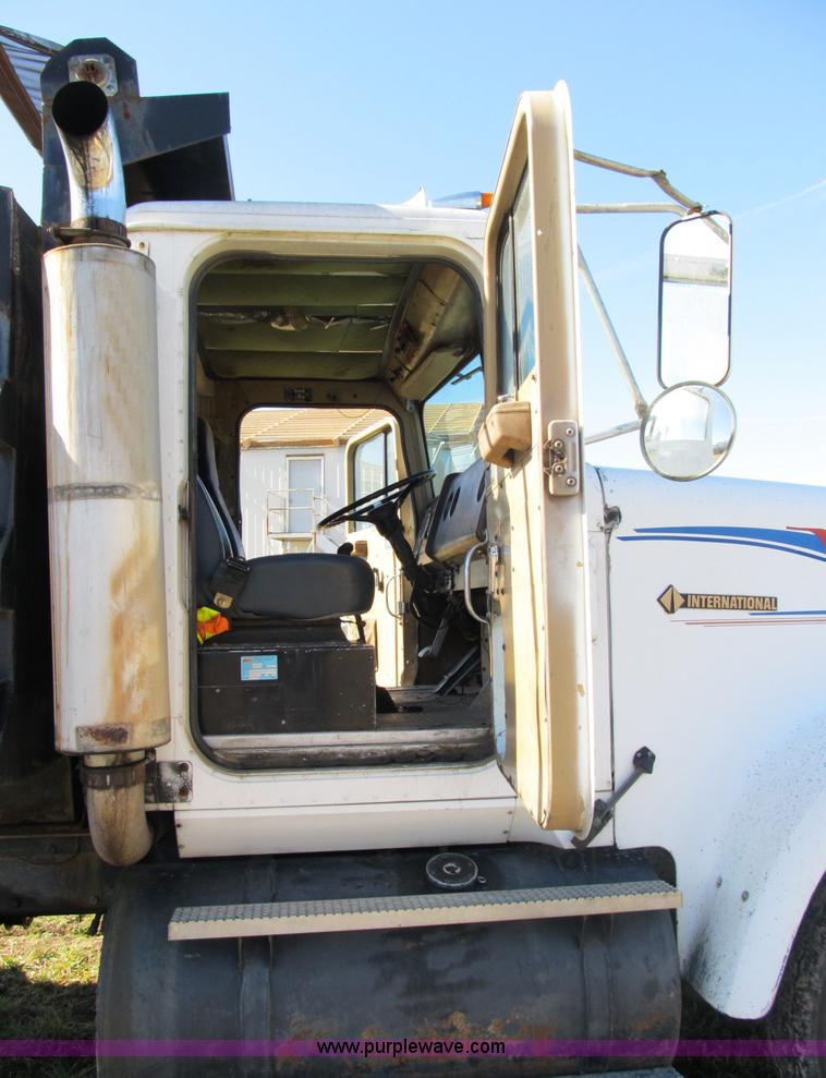 image for item B2603 1986 International F9370 dump truck