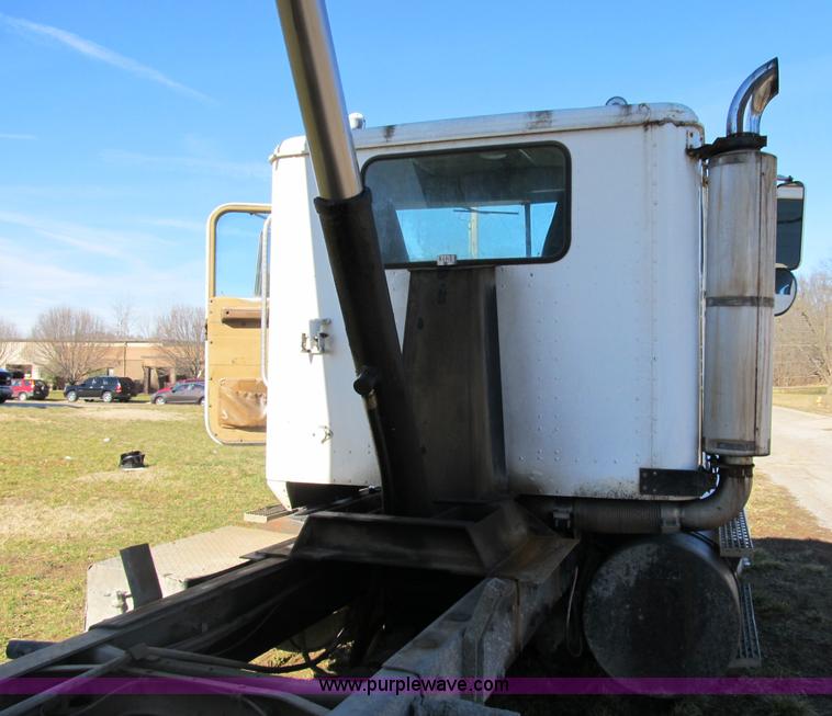 image for item B2603 1986 International F9370 dump truck