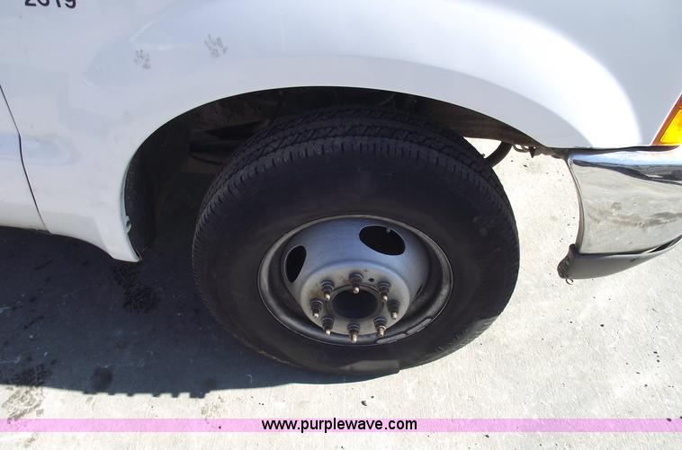 image for item B6138 2000 Ford F350 XL Super Duty flatbed pickup truck