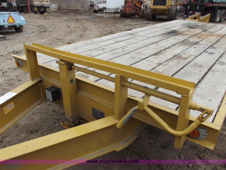 image for item B6236 1995 CZ 25' flatbed trailer