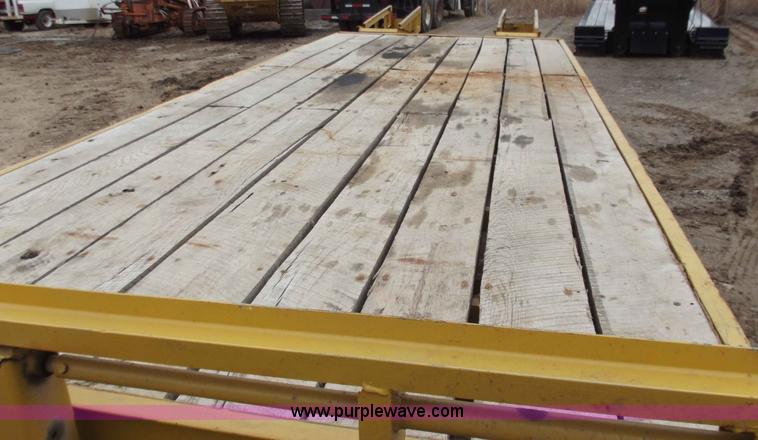 image for item B6236 1995 CZ 25' flatbed trailer